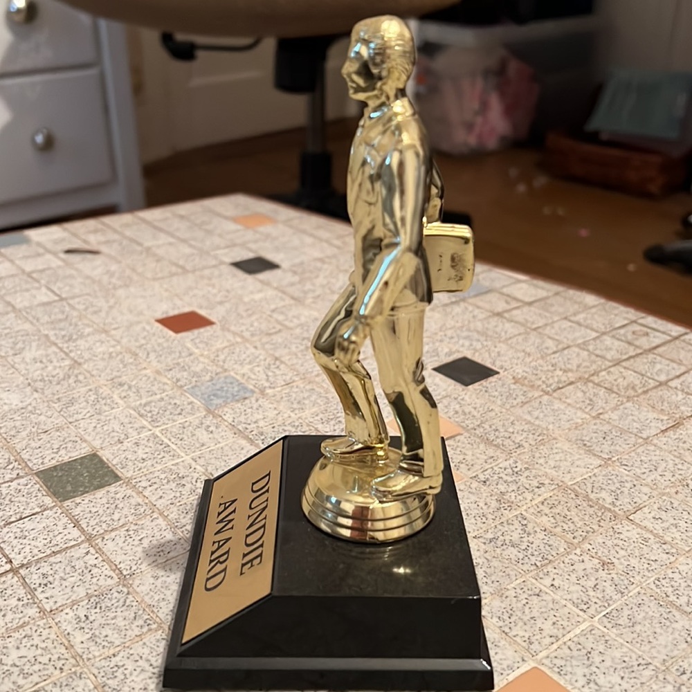 Dundee Award the Office Trophy - Picture 2 of 5